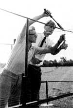 Ryle, à direita, com seu colega Hewish, soldando parte da antena. 